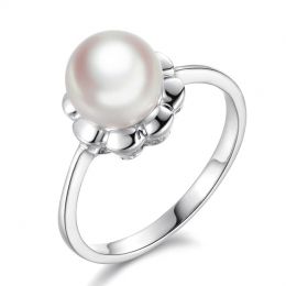 Bague fleur charnelle. Or blanc, perles Akoya Japon