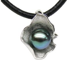 Pendentif polynésien - Perle de Tahiti bleue - Cordon cuir - Or blanc