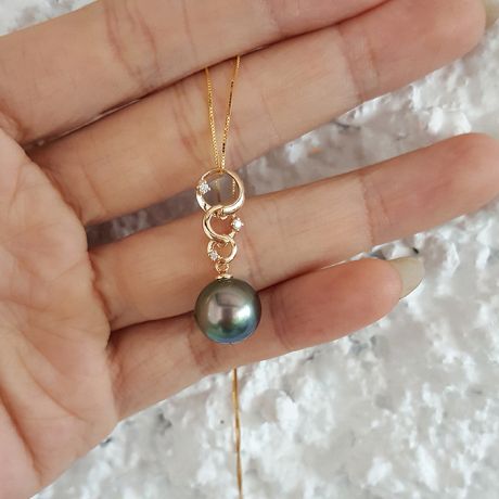 Pendentif Lemnos. 3 anneaux Perle de Tahiti. Or jaune, diamants 