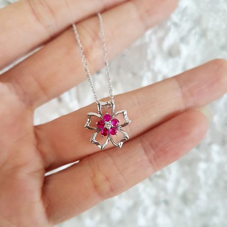 Pendentif fleur 5 feuilles - Or blanc 18 carats - Rubis 0.30 ct