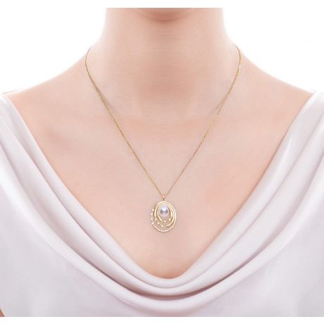 Pendentif et Boucles Kaneo. Perles Akoya, Or jaune, diamants. Motifs cerclés