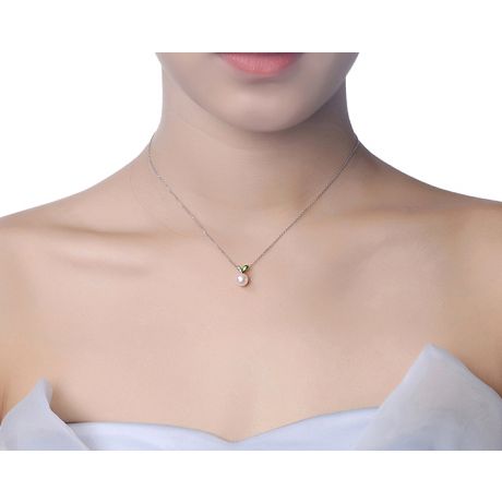 Pendentif perle Akoya. Or blanc, diamants et Péridot