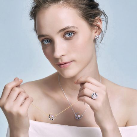 Pendentif Mikadzuki I Perle Akoya Saphir. Croissant de Lune