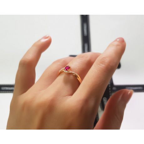 Bague rubis diamants en or jaune - Entre les doigts