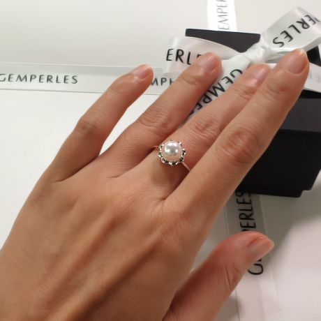 Bague fleur charnelle. Or blanc, perles Akoya Japon