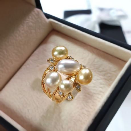 Bague secret flower first en perles d'Australie blanches et dorées
