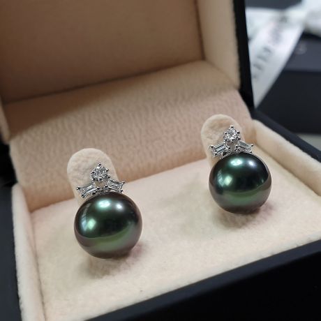 Boucles oreilles perles Tahiti - Or blanc - Diamants ronds, émeraudes