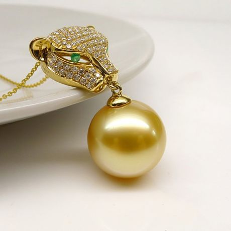 Pendentif Panthère Perle d'Australie dorée. Or jaune et Diamants