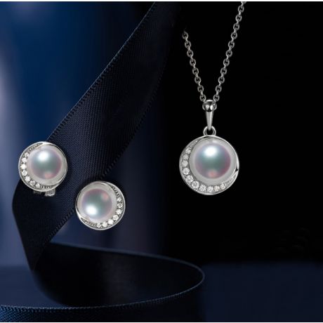 Pendentif et Boucles Hinata. Perles Akoya, Or blanc, diamants.
