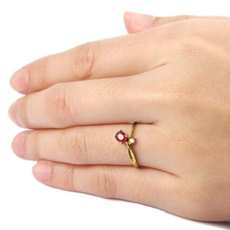 Bague en mouvement croisé - Rubis, diamant et or jaune