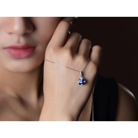 Pendentif solitaire fleur bleue. Or blanc, saphirs et diamants