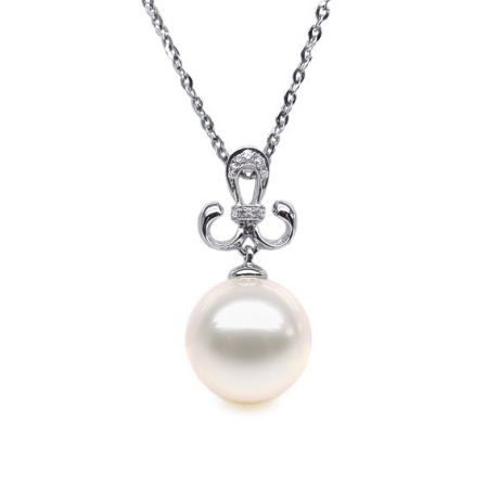 Pendentif noblesse - Armoiries en or blanc, diamants - Perle blanche