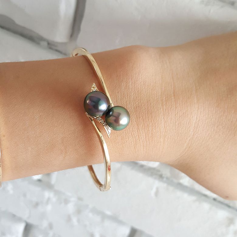 Bracelet jonc rigide or jaune - Diamants pavés - 2 perles de Tahiti - 6