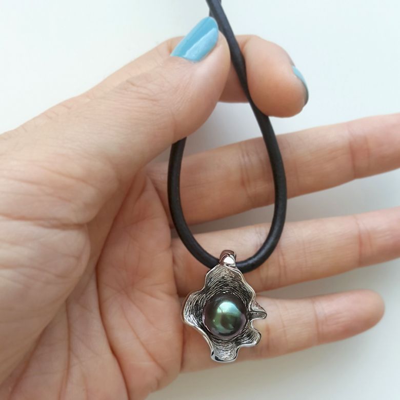 Pendentif polynésien - Perle de Tahiti bleue - Cordon cuir - Or blanc - 4