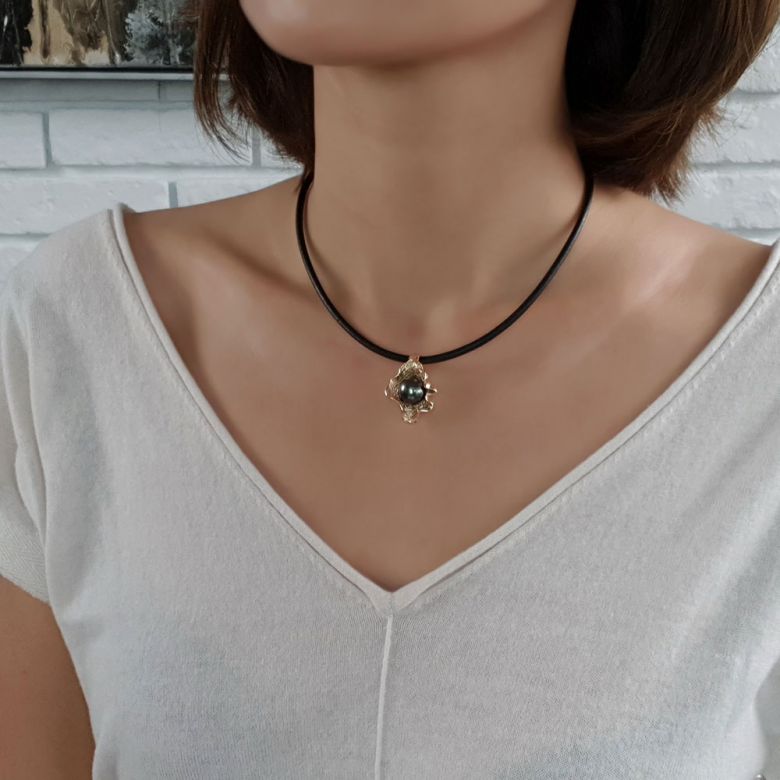 Pendentif polynésien - Perle de Tahiti bleue - Cordon cuir - Or jaune - 7