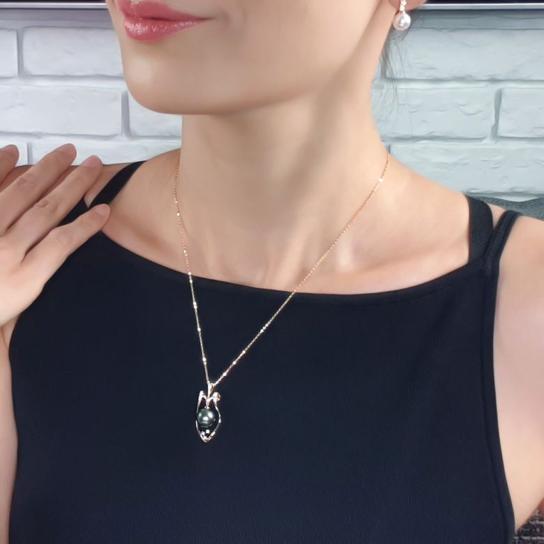 Pendentif Protection bouclier. Perle de Tahiti, Or jaune - 1