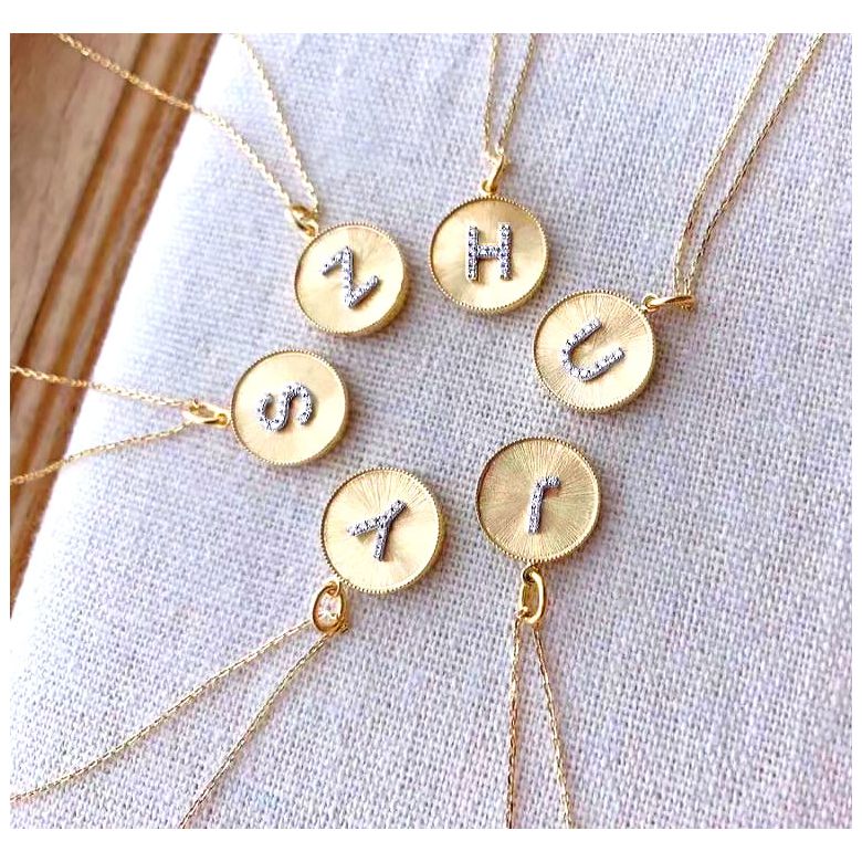 Pendentif Lettre de l'Alphabet - Vos initiales diamantées autour du cou - 18