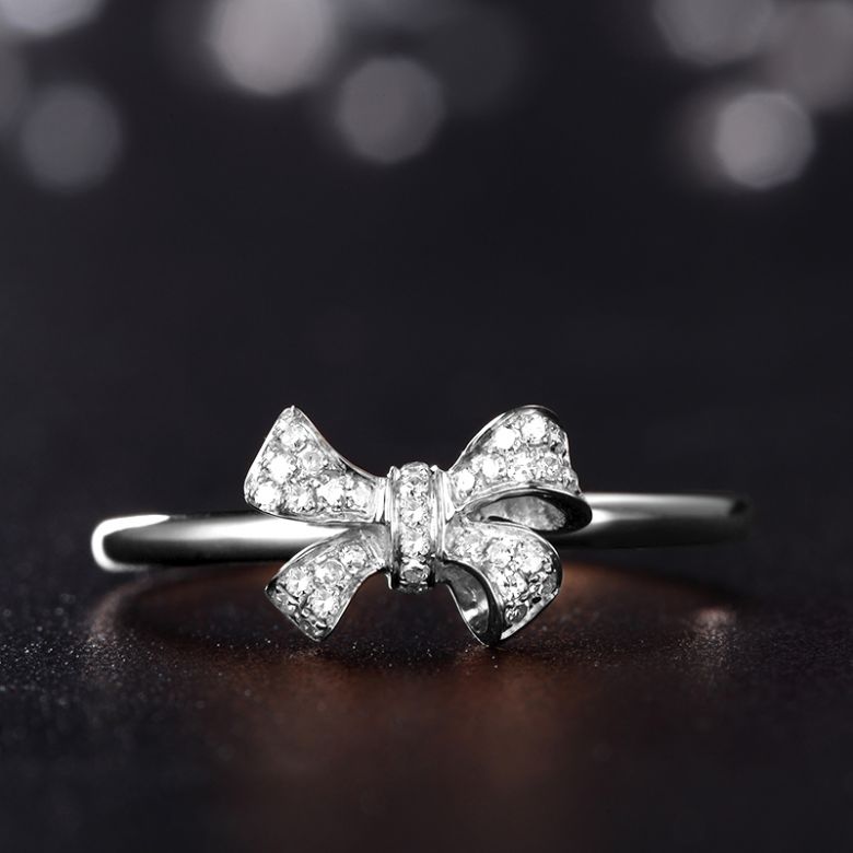 Bague petit noeud Or blanc 18cts. Diamants 0.080ct - 6