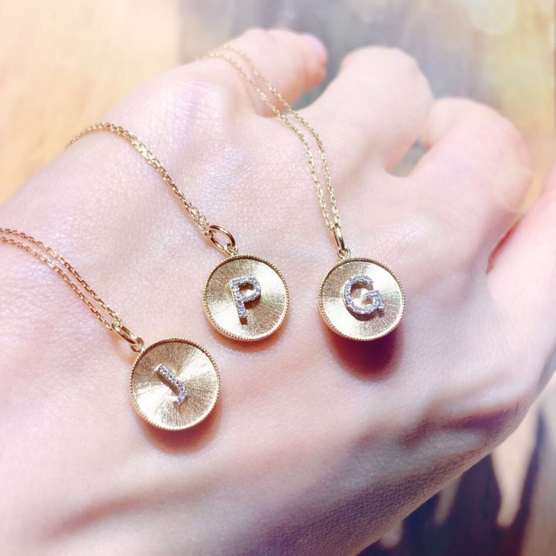 Pendentif Lettre de l'Alphabet - Vos initiales diamantées autour du cou - 6