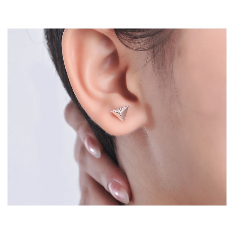 Boucles oreilles clous forme pyramidale. Or blanc, diamants - 2