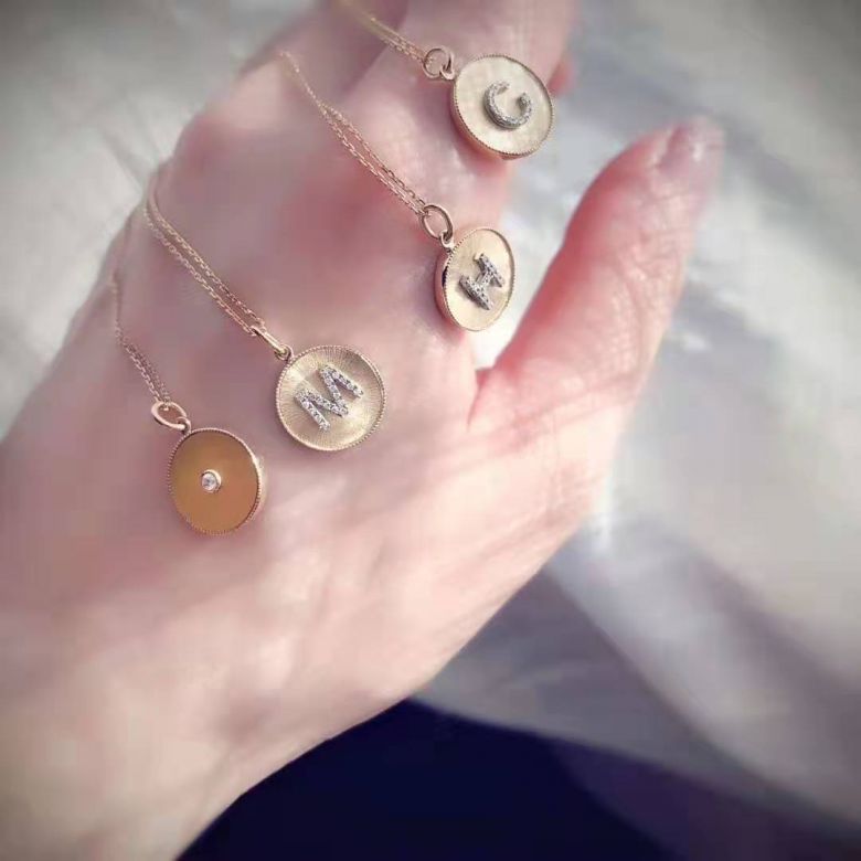 Pendentif Lettre de l'Alphabet - Vos initiales diamantées autour du cou - 14