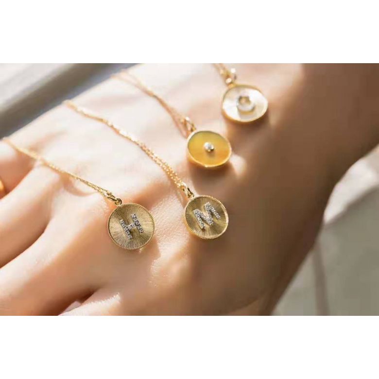 Pendentif Lettre de l'Alphabet - Vos initiales diamantées autour du cou - 16