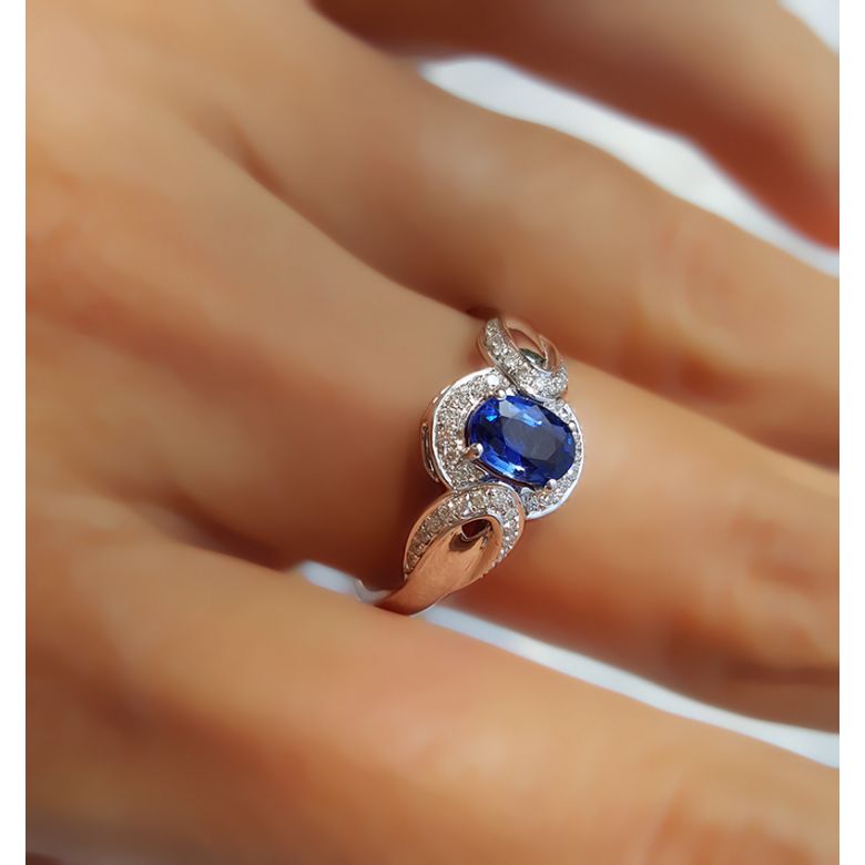 Bague fiançailles saphir diamants et or blanc. Motifs bouclés - 6