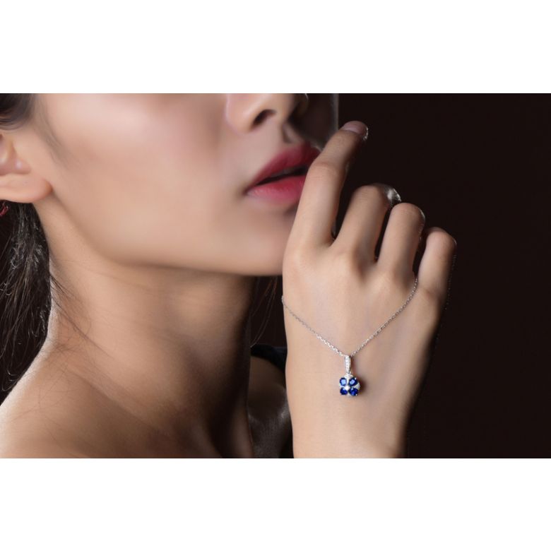 Pendentif solitaire fleur bleue. Or blanc, saphirs et diamants - 4