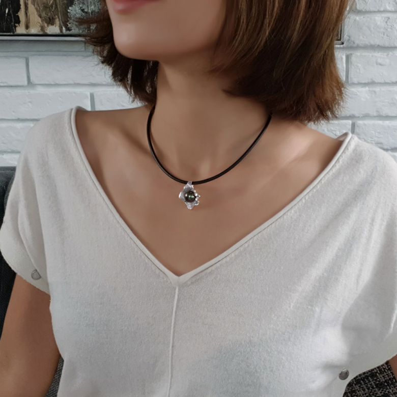 Pendentif polynésien - Perle de Tahiti bleue - Cordon cuir - Or blanc - 5