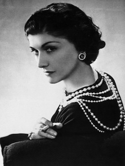 Coco Chanel au sautoir de perles